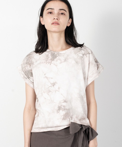 ALLUMER（アリュメール）の「タイダイTシャツ（Tシャツ/カットソー・レディース・ベージュ/チャコール/ラベンダー・1）」の2枚目の写真