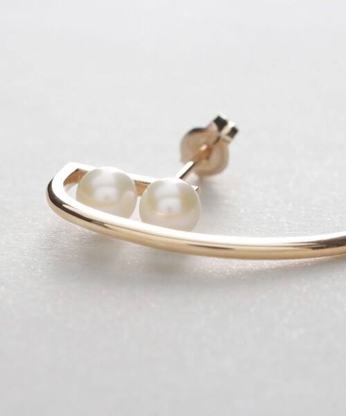 COCOSHNIK(ココシュニック)の「K10パール イヤーカフピアス(片耳用)(ピアス(両耳用)・レディース・シルバー系・00)」の4枚目の写真