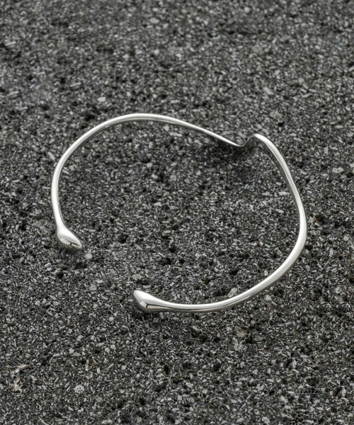 KUUUPY(クーピー)の「shizuku bangle - 雫バングル(バングル/リストバンド・メンズ・シルバー・FREE)」の3枚目の写真