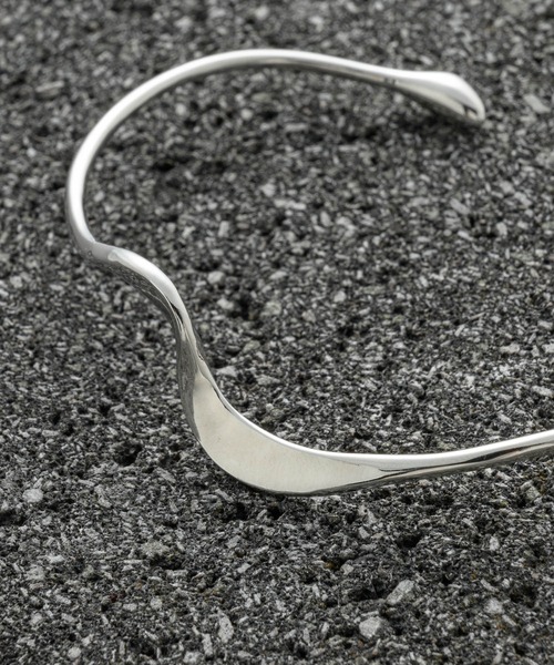 KUUUPY(クーピー)の「shizuku bangle - 雫バングル(バングル/リストバンド・メンズ・シルバー・FREE)」の4枚目の写真