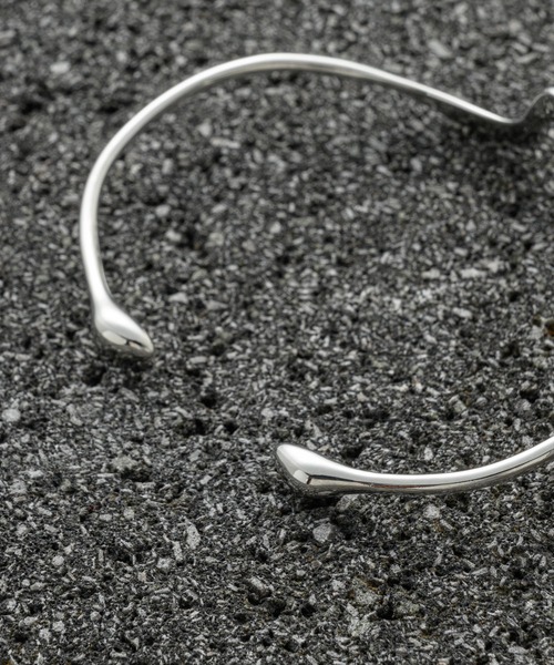 KUUUPY(クーピー)の「shizuku bangle - 雫バングル(バングル/リストバンド・メンズ・シルバー・FREE)」の5枚目の写真