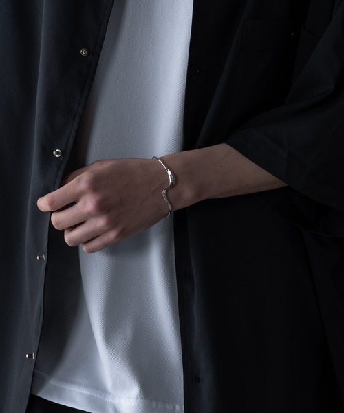 KUUUPY(クーピー)の「shizuku bangle - 雫バングル(バングル/リストバンド・メンズ・シルバー・FREE)」の6枚目の写真