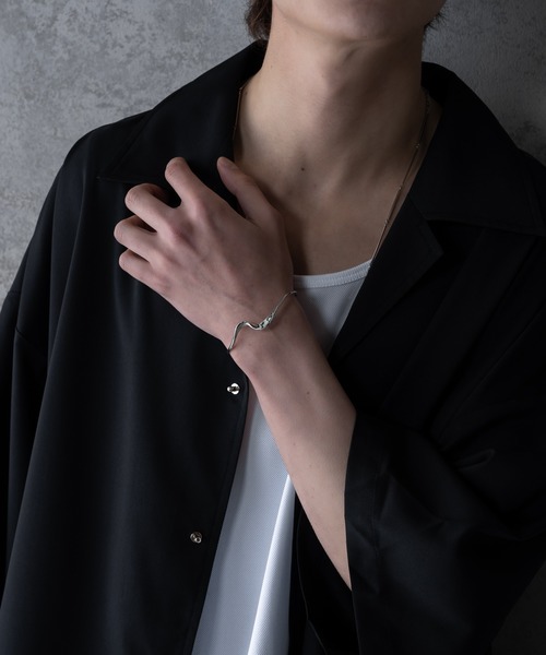 KUUUPY(クーピー)の「shizuku bangle - 雫バングル(バングル/リストバンド・メンズ・シルバー・FREE)」の7枚目の写真
