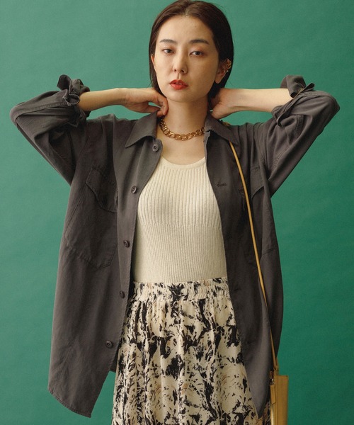 MADEMOISELLE ROPE'（マドモアゼル ロペ）の「<春まで使える>【セットアップ対応】フィブリルミリタリーシャツ（シャツ/ブラウス・レディース・スミクロ/カーキ・38）」の2枚目の写真