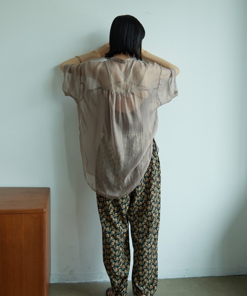 VACANCY（ヴァカンシー）の「シャイニーシアーハーフスリーブシャツ（シャツ/ブラウス・レディース・オレンジ/グリーン/グレイッシュベージュ・FREE）」の6枚目の写真