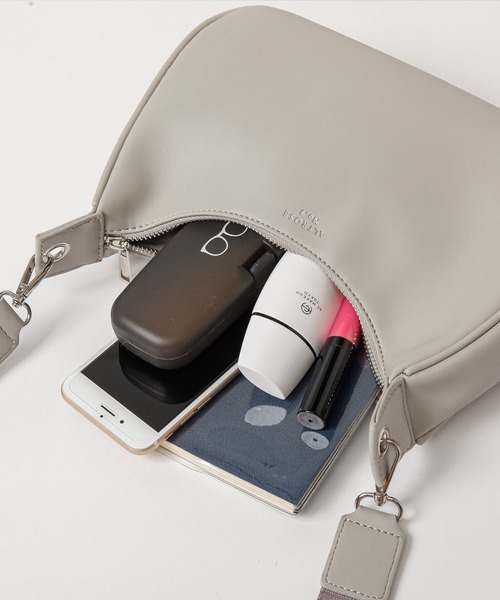 ALTROSE（アルトローズ）の「2WAYショルダーバッグ　[セピア]（ショルダーバッグ・レディース・アニマル/ブラック系その他/グレー/ゼブラ/ブラック/ブラック系/アイボリー/グリーン・FREE）」の15枚目の写真