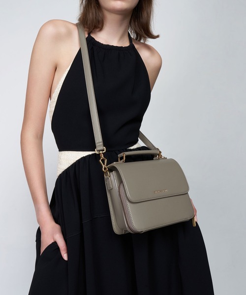 CHARLES & KEITH（チャールズ & キース）の「フロントフラップ