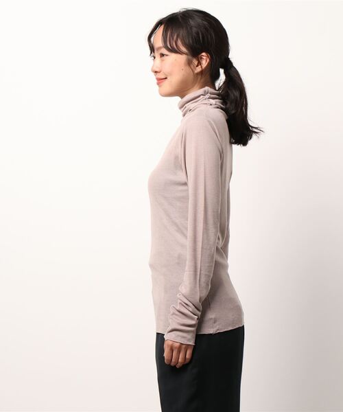 feepur（フェピュール）の「ストレッチハイネックカットソー（Tシャツ/カットソー・レディース・オフホワイト/ブラック/ブラウン/グレイッシュベージュ・MEDIUM）」の5枚目の写真