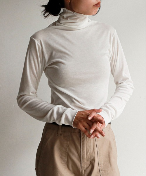 feepur（フェピュール）の「ストレッチハイネックカットソー（Tシャツ/カットソー・レディース・オフホワイト/ブラック/ブラウン/グレイッシュベージュ・MEDIUM）」の2枚目の写真