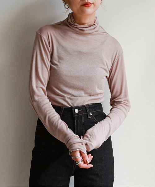 feepur（フェピュール）の「ストレッチハイネックカットソー（Tシャツ/カットソー・レディース・オフホワイト/ブラック/ブラウン/グレイッシュベージュ・MEDIUM）」の4枚目の写真