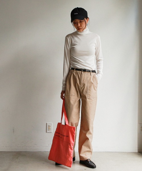 feepur（フェピュール）の「ストレッチハイネックカットソー（Tシャツ/カットソー・レディース・オフホワイト/ブラック/ブラウン/グレイッシュベージュ・MEDIUM）」の9枚目の写真