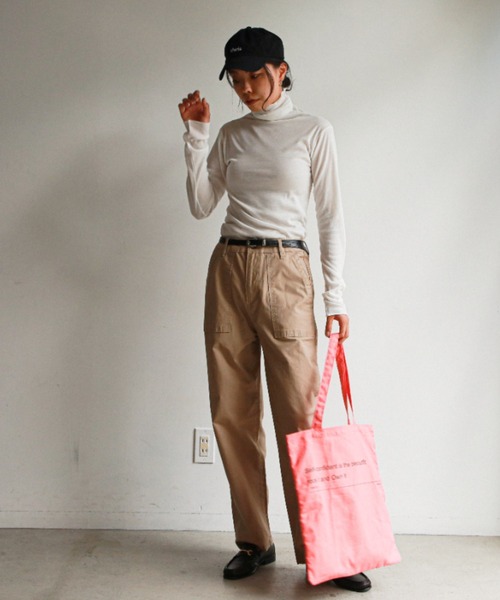 feepur（フェピュール）の「ストレッチハイネックカットソー（Tシャツ/カットソー・レディース・オフホワイト/ブラック/ブラウン/グレイッシュベージュ・MEDIUM）」の10枚目の写真