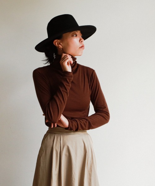 feepur（フェピュール）の「ストレッチハイネックカットソー（Tシャツ/カットソー・レディース・オフホワイト/ブラック/ブラウン/グレイッシュベージュ・MEDIUM）」の7枚目の写真