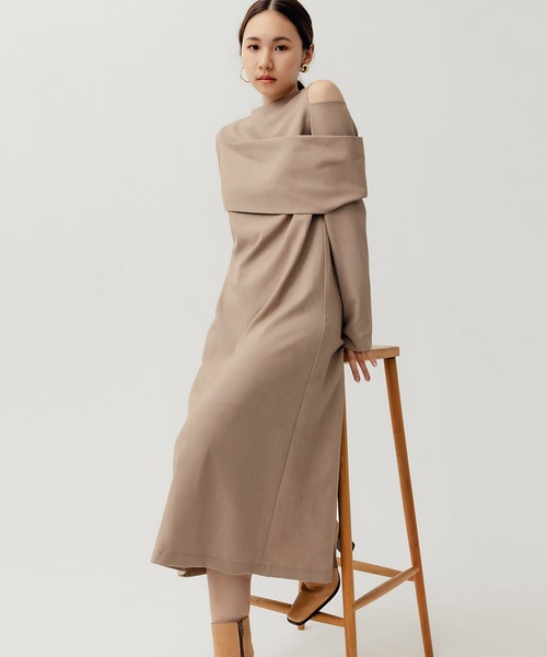 RANDEBOO(ランデブー)の「Sensual off shoulder op(ワンピース・レディース・ブラック/ベージュ/グレー・FREE)」の3枚目の写真