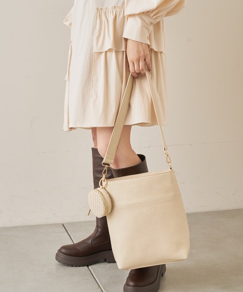 Chico(チコ)の「柄ポーチ付きスクエアトート(トートバッグ・レディース・アイボリー/ブラック/ブラウン・FREE)」の2枚目の写真