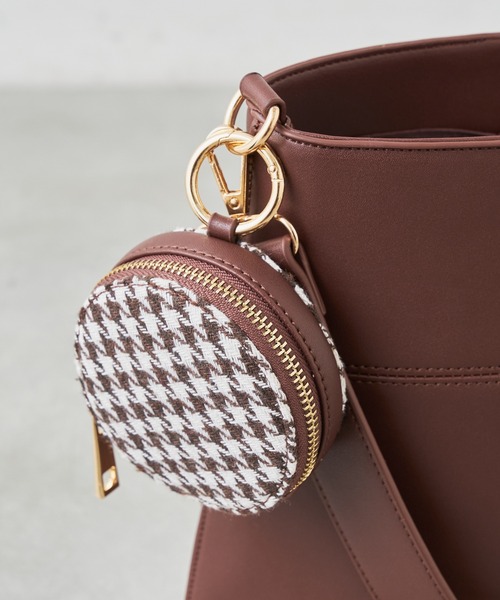 Chico(チコ)の「柄ポーチ付きスクエアトート(トートバッグ・レディース・アイボリー/ブラック/ブラウン・FREE)」の8枚目の写真