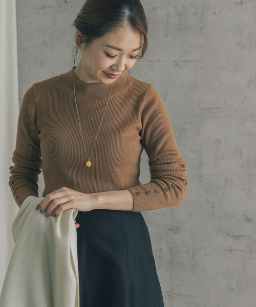 URBAN RESEARCH ROSSO WOMEN（アーバンリサーチ　ロッソ）の「ウォッシャブルウール袖ボタンリブニット（ニット/セーター・レディース・ベージュ/ブラック/レッド・FREE）」の3枚目の写真