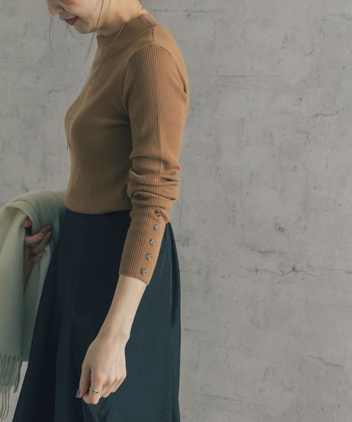 URBAN RESEARCH ROSSO WOMEN（アーバンリサーチ　ロッソ）の「ウォッシャブルウール袖ボタンリブニット（ニット/セーター・レディース・ベージュ/ブラック/レッド・FREE）」の9枚目の写真