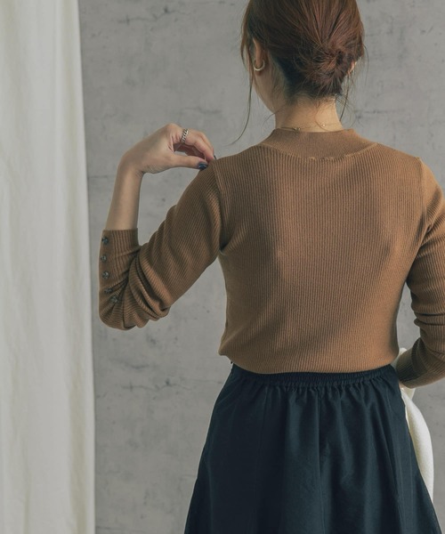 URBAN RESEARCH ROSSO WOMEN（アーバンリサーチ　ロッソ）の「ウォッシャブルウール袖ボタンリブニット（ニット/セーター・レディース・ベージュ/ブラック/レッド・FREE）」の18枚目の写真