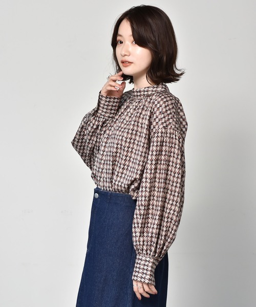 RETRO GIRL（レトロガール）の「総柄ボリューム袖ブラウス（シャツ/ブラウス・レディース・ブラウン系その他/グリーン系その他/ブルー系その他/オレンジ系その他・FREE）」の2枚目の写真