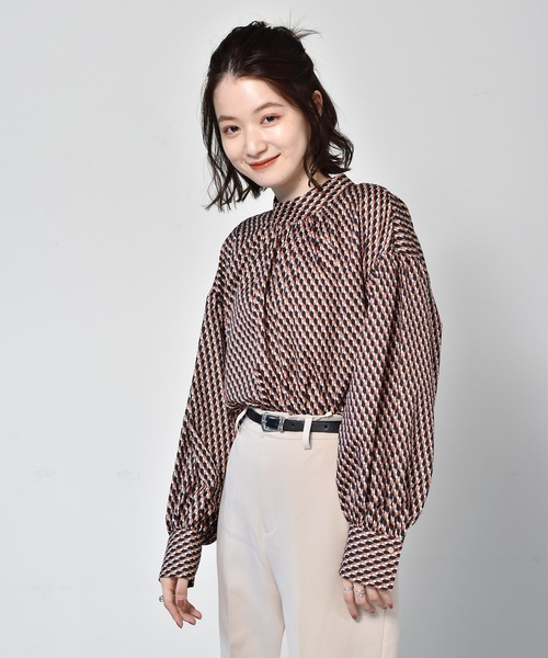 RETRO GIRL（レトロガール）の「総柄ボリューム袖ブラウス（シャツ/ブラウス・レディース・ブラウン系その他/グリーン系その他/ブルー系その他/オレンジ系その他・FREE）」の4枚目の写真