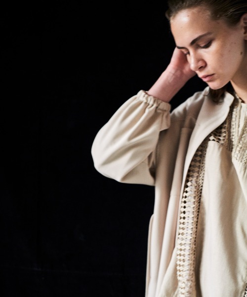 Johnbull（ジョンブル）の「レースブロッキングシャツ（シャツ/ブラウス・レディース・ブラック/ベージュ/ライトオリーブ・FREE）」の5枚目の写真