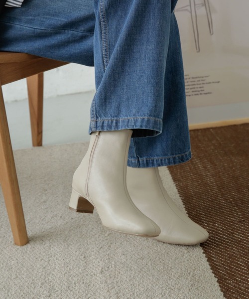 URBAN RESEARCH DOORS(アーバンリサーチドアーズ)の「レザースクエアトゥブーツ(ブーツ・レディース・ブラック/ホワイト系その他・38/36/37)」の1枚目の写真