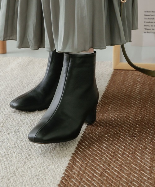 URBAN RESEARCH DOORS(アーバンリサーチドアーズ)の「レザースクエアトゥブーツ(ブーツ・レディース・ブラック/ホワイト系その他・38/36/37)」の2枚目の写真