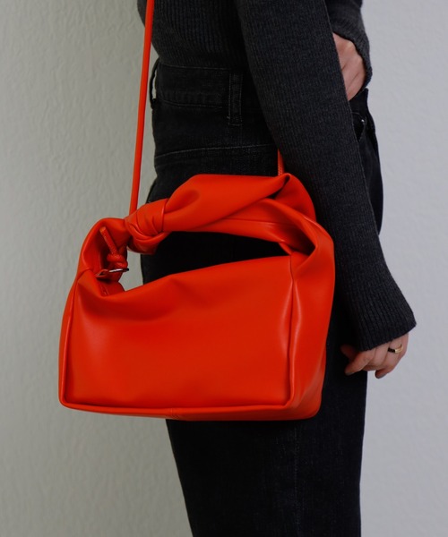 COLONY 2139（コロニートゥーワンスリーナイン）の「ねじり横長ショルダーバッグ（ショルダーバッグ・レディース・ブラック/オレンジ/グリーン/アイボリー・FREE）」の17枚目の写真