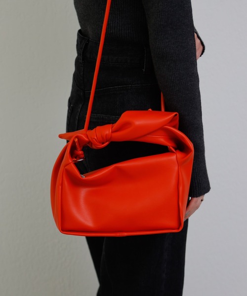 COLONY 2139（コロニートゥーワンスリーナイン）の「ねじり横長ショルダーバッグ（ショルダーバッグ・レディース・ブラック/オレンジ/グリーン/アイボリー・FREE）」の18枚目の写真