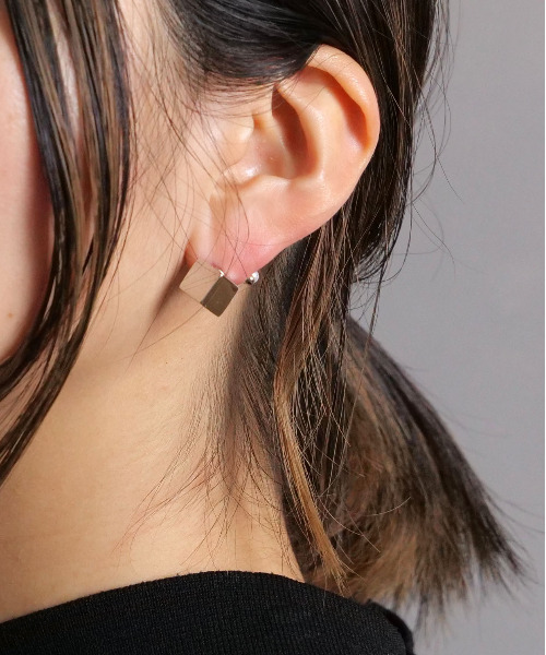 irolier(イロリエール)の「【IROLIER/イロリエール】サイコロキャッチ5パールピアス(ピアス(両耳用)・レディース・シルバー/ゴールド・FREE)」の11枚目の写真