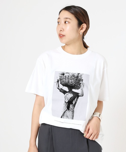 POET MEETS DUBWISE（ポエットミーツダブワイズ）の「POET MEETS DUBWISE CARRYING GIRL PHOTO T：カットソー◆（Tシャツ/カットソー・レディース・ホワイト・FREE）」の2枚目の写真