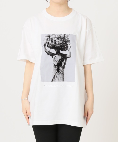 POET MEETS DUBWISE（ポエットミーツダブワイズ）の「POET MEETS DUBWISE CARRYING GIRL PHOTO T：カットソー◆（Tシャツ/カットソー・レディース・ホワイト・FREE）」の14枚目の写真