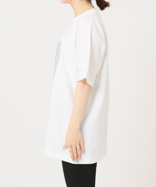 POET MEETS DUBWISE（ポエットミーツダブワイズ）の「POET MEETS DUBWISE CARRYING GIRL PHOTO T：カットソー◆（Tシャツ/カットソー・レディース・ホワイト・FREE）」の4枚目の写真