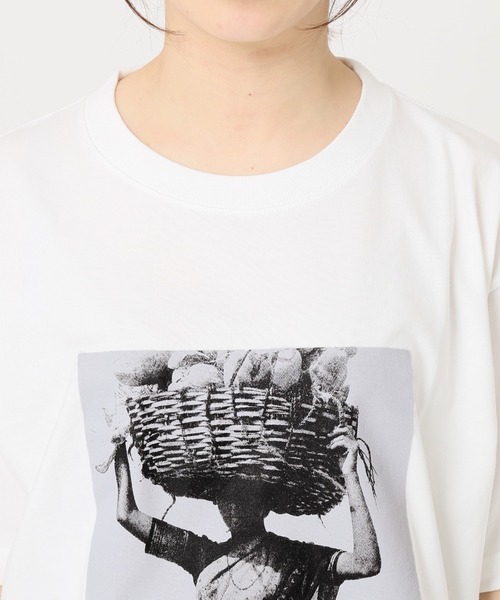 POET MEETS DUBWISE（ポエットミーツダブワイズ）の「POET MEETS DUBWISE CARRYING GIRL PHOTO T：カットソー◆（Tシャツ/カットソー・レディース・ホワイト・FREE）」の19枚目の写真