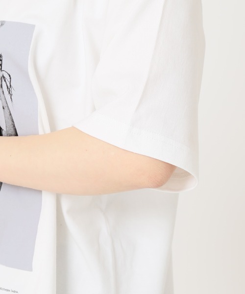 POET MEETS DUBWISE（ポエットミーツダブワイズ）の「POET MEETS DUBWISE CARRYING GIRL PHOTO T：カットソー◆（Tシャツ/カットソー・レディース・ホワイト・FREE）」の13枚目の写真