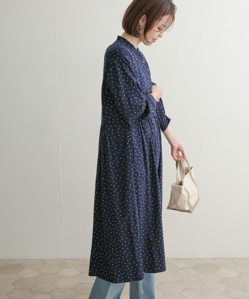URBAN RESEARCH DOORS（アーバンリサーチドアーズ）の「ドット柄ギャザーワンピース（ワンピース・レディース・ブラック/ネイビー・1/0）」の7枚目の写真