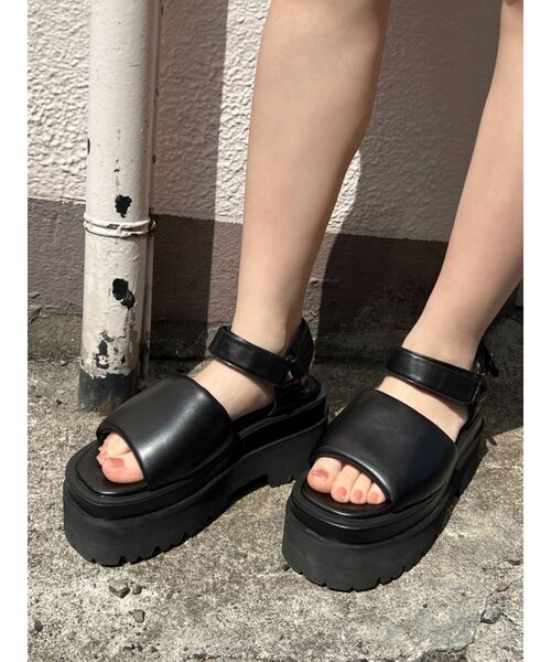 EMODA（エモダ）の「ハイボリュームタンクサンダル（サンダル・レディース・ホワイト/ブラック・SMALL/MEDIUM/LARGE）」の5枚目の写真