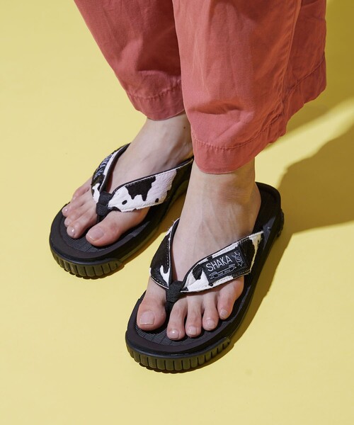 SHAKA(シャカ)の「SHAKA/シャカ LAWN SLIDE COW トングサンダル 433198 カウヘア(サンダル・レディース・ナチュラル/その他9/レオパード・24.0cm/25.0cm/26.0cm/23.0cm/27.0cm/28.0cm)」の2枚目の写真