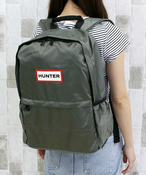 HUNTER（ハンター）の「ロゴプレート オリジナルナイロンバックパック Original Nylon Backpack（バックパック/リュック・メンズ・ブラック/ネイビー/オリーブ/レッド・ONE SIZE）」の2枚目の写真