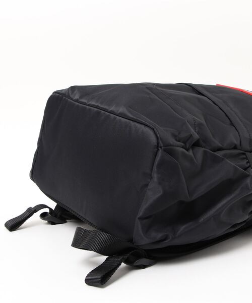 HUNTER（ハンター）の「ロゴプレート オリジナルナイロンバックパック Original Nylon Backpack（バックパック/リュック・メンズ・ブラック/ネイビー/オリーブ/レッド・ONE SIZE）」の6枚目の写真