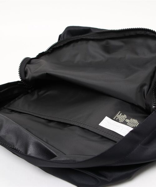 HUNTER（ハンター）の「ロゴプレート オリジナルナイロンバックパック Original Nylon Backpack（バックパック/リュック・メンズ・ブラック/ネイビー/オリーブ/レッド・ONE SIZE）」の7枚目の写真