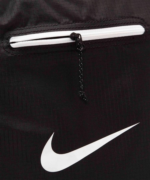 NIKE(ナイキ)の「NIKE STASH TOTE DD1357-010/ ナイキ ロゴ トート バッグ(ショルダーバッグ・メンズ・ブラック・ONE SIZE)」の17枚目の写真