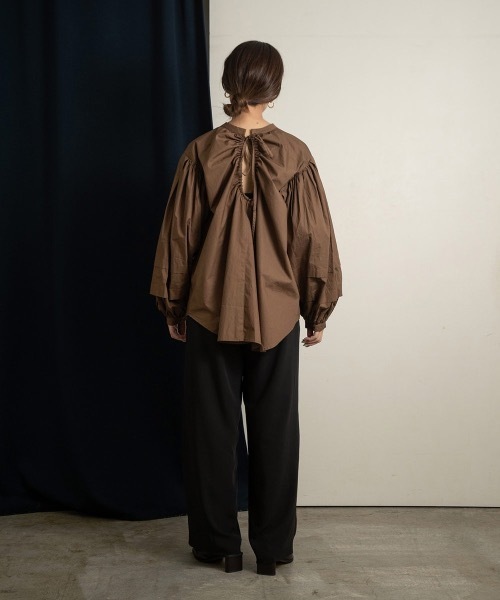 Amiur(エミレ)の「squeeze ribbon blouse(シャツ/ブラウス・レディース・ホワイト/ブラウン/ブラック・FREE)」の3枚目の写真