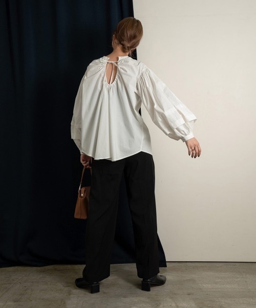 Amiur(エミレ)の「squeeze ribbon blouse(シャツ/ブラウス・レディース・ホワイト/ブラウン/ブラック・FREE)」の1枚目の写真