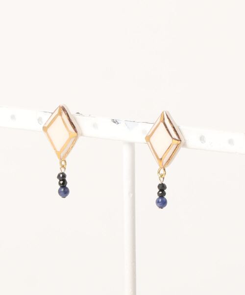 tone(トーン)の「irodori/jewel cutにソーダライト+スピネルのpierce(hishigata)(ピアス(両耳用)・レディース・ホワイト・FREE)」の1枚目の写真