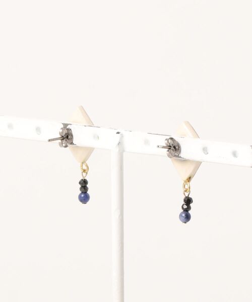 tone(トーン)の「irodori/jewel cutにソーダライト+スピネルのpierce(hishigata)(ピアス(両耳用)・レディース・ホワイト・FREE)」の2枚目の写真