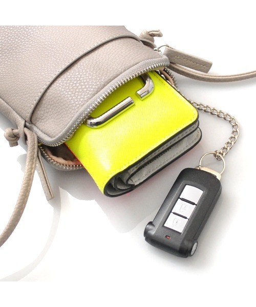 KAZZU SELECT(カッズセレクト)の「レザースマホショルダー(ショルダーバッグ・レディース・グレイッシュベージュ/ブラック/グレイッシュブルー/シルバー/ブルー系その他/パープル/ピンク/キャメル・ONE SIZE)」の21枚目の写真