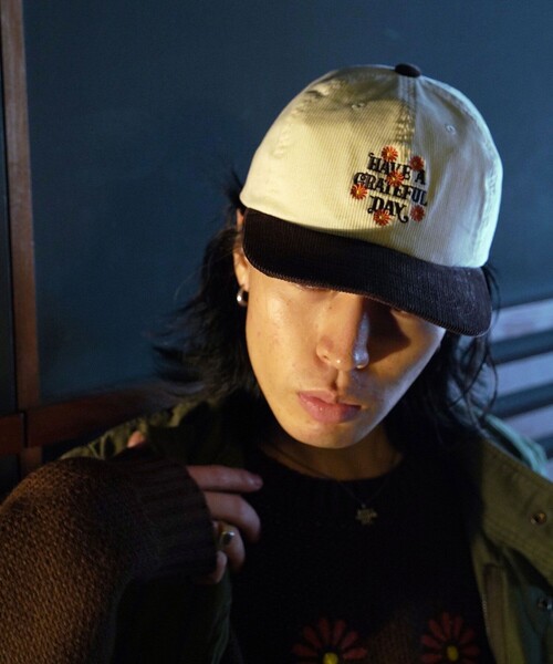 FREAK'S STORE（フリークスストア）の「HAVE A GRATEFUL DAY×FREAK’S STORE/ハブアグレイトフルデイ×フリークスストア 別注 HAVE A GRATEFUL DAY LOGO CORDUROY BASEBALL CAP/ロゴ コーデュロイ ベースボール キャップ（キャップ・メンズ・ブラック/ブラウン/ダークブラウン/グリーン/ネイビー・LARGE）」の17枚目の写真