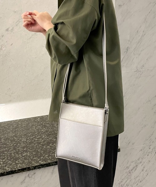 MONO COMME CA(モノコムサ)の「スクエアショルダー(ショルダーバッグ・レディース・ライトグレー/グレー/ガンメタ/ブラック・FREE)」の19枚目の写真